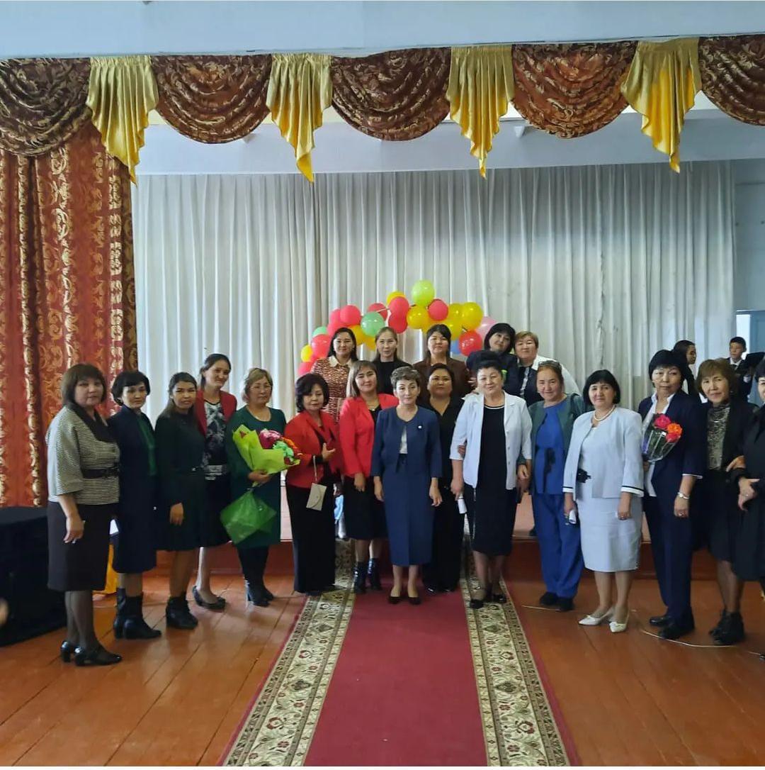 Құрметті ұстаздар сіздерді бүгінгі мерекелеріңізбен шын жүректен құттықтаймыз!