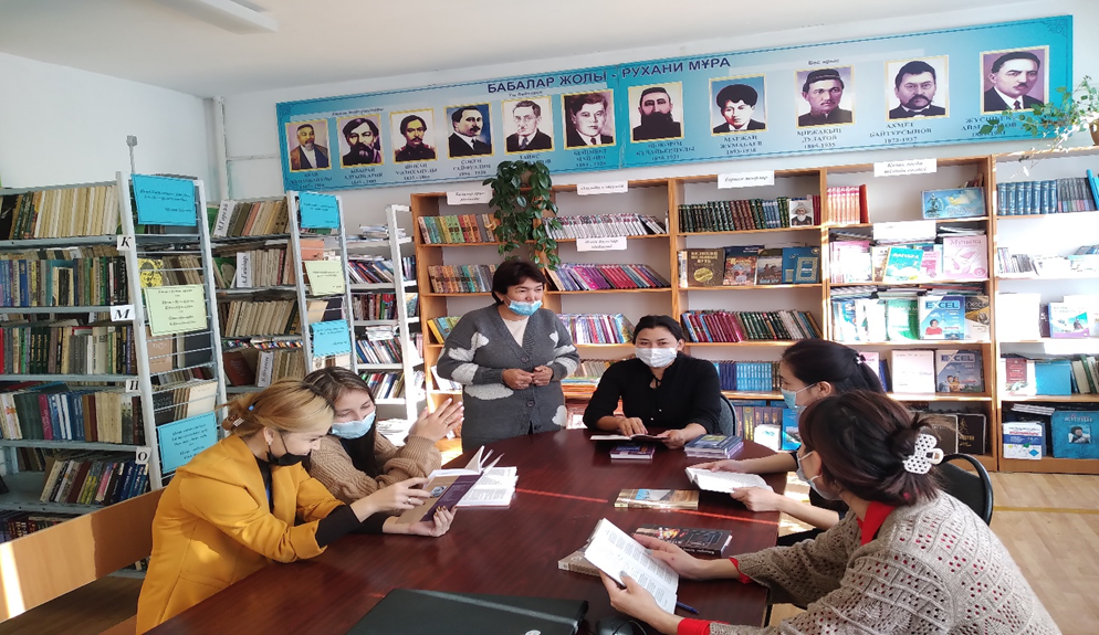 Жас мамандардың бос уақыттарын кітап оқумен өткізу сәті.